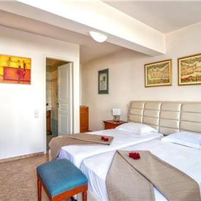 4 bedroom villa with pool close to beach on Akrotiri peninsula, sleeps 8